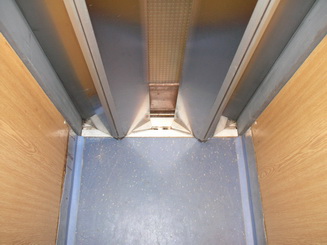 Automatick busov kabnov dvere v starej kabne - otvrajce sa dvere
