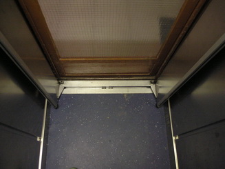 Automatick busov kabnov dvere - pohad na prah otvorench dver