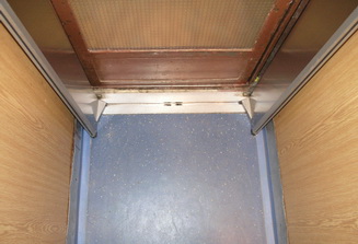 Automatick busov kabnov dvere v starej kabne - pohad na prah otvorench dver