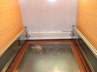 Automatick busov kabnov dvere v starej kabne - pohad na strop otvoren dvere