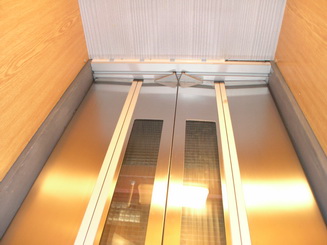 Automatick busov kabnov dvere v starej kabne - pohad na strop zavret dvere