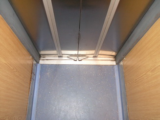 Automatick busov kabnov dvere v starej kabne - pohad na prah zatvorench dver